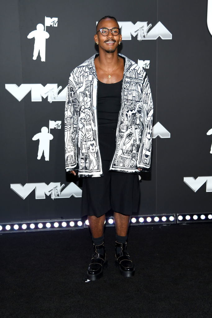 Yai Ariza red carpet wears a patterned jacket over a shirt and shorts