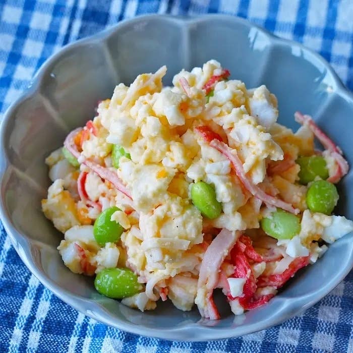クラブ肉と枝豆のサラダが陶器の皿に盛られています。