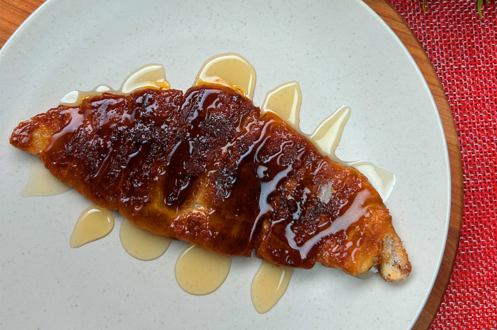パンの表面がカリカリに焼かれ、蜂蜜がかかっています。