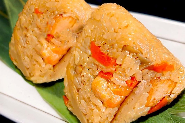 おにぎりが2つ、皿の上にのっている。