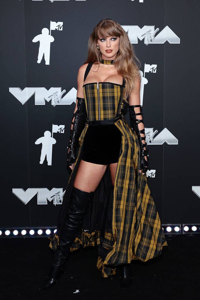 taylor swift vmas green dress Fashionable Shawl Lapel Dark Green Groom Tuxedos Bespoke Fit Best Man Suit  Wedding Mens Suit Showprettydress main image 1