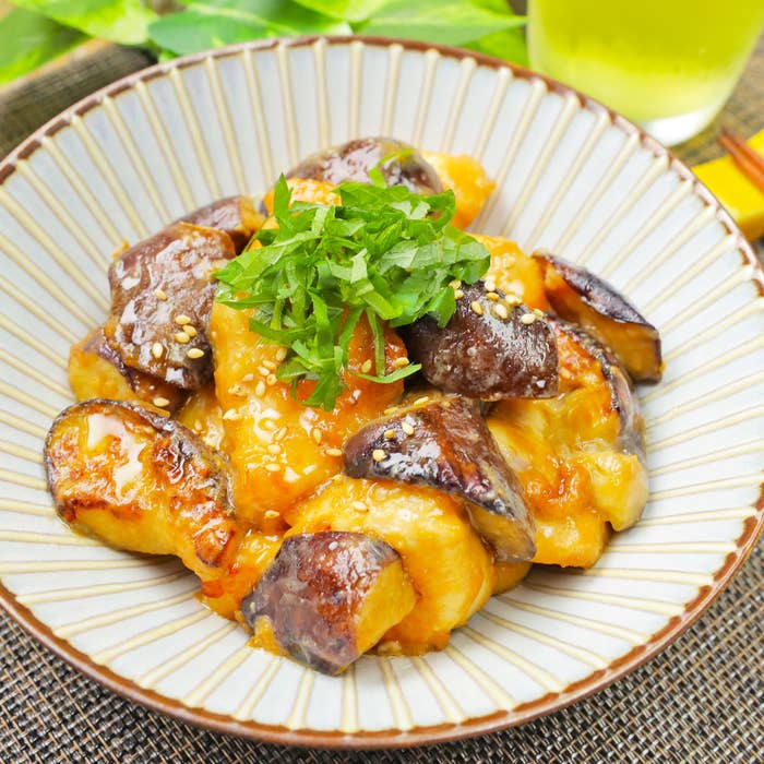 皿に盛られたナスの炒め物。上に刻んだ青じそが乗っている。