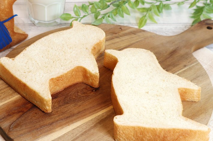 ペンギンベーカリーの外観。通りに面した店舗には「北海道生まれの焼きたてパン」や「ペンギン」の看板が見える。