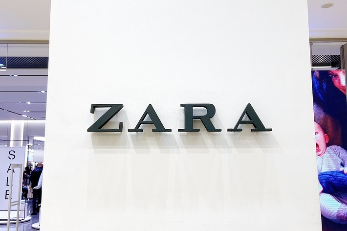 ZARAのロゴが壁に表示されている店舗のエントランス。