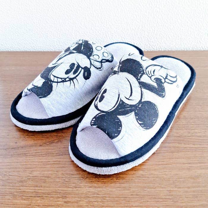 カインズのおすすめ雑貨「掃除もできるスリッパ ミッキー＆ミニー グレー」