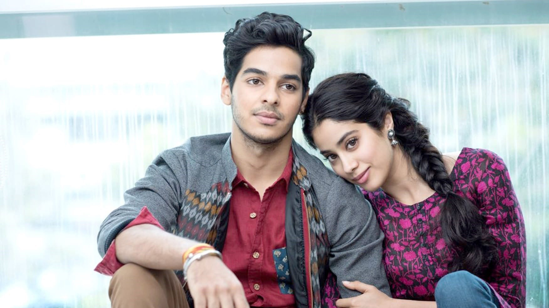 Ishaan Khattar and Janhvi Kapoor sitting together in "Dhadak"