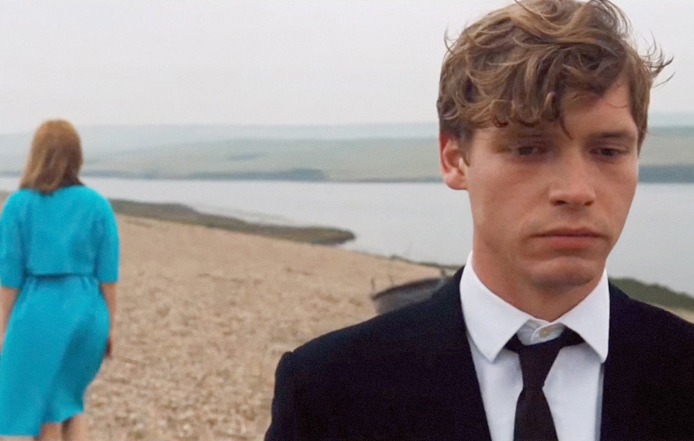 Billy Howle in a suit on the beach in &quot;On Chesil Beach&quot;