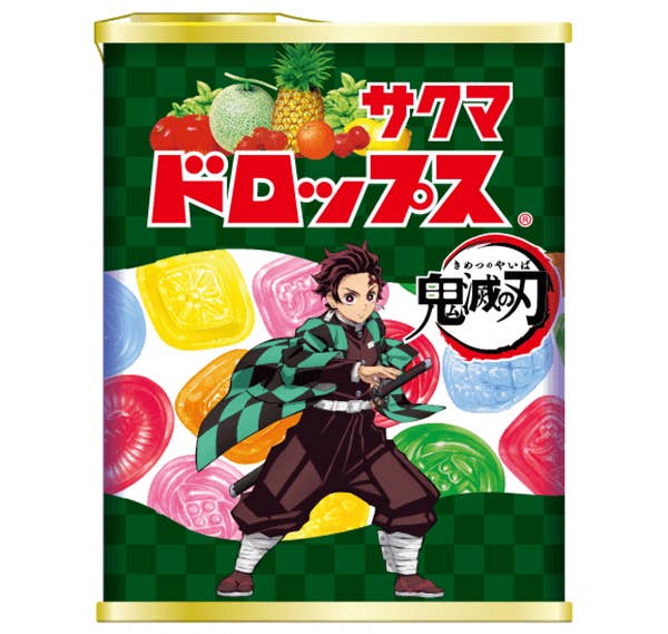 缶に「サクマドロップス 鬼滅の刃」と描かれ、キャラクターが描かれているキャンディーのパッケージ。
