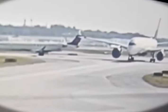 アトランタの滑走路でデルタ航空機が衝突し、乗客に騒然。