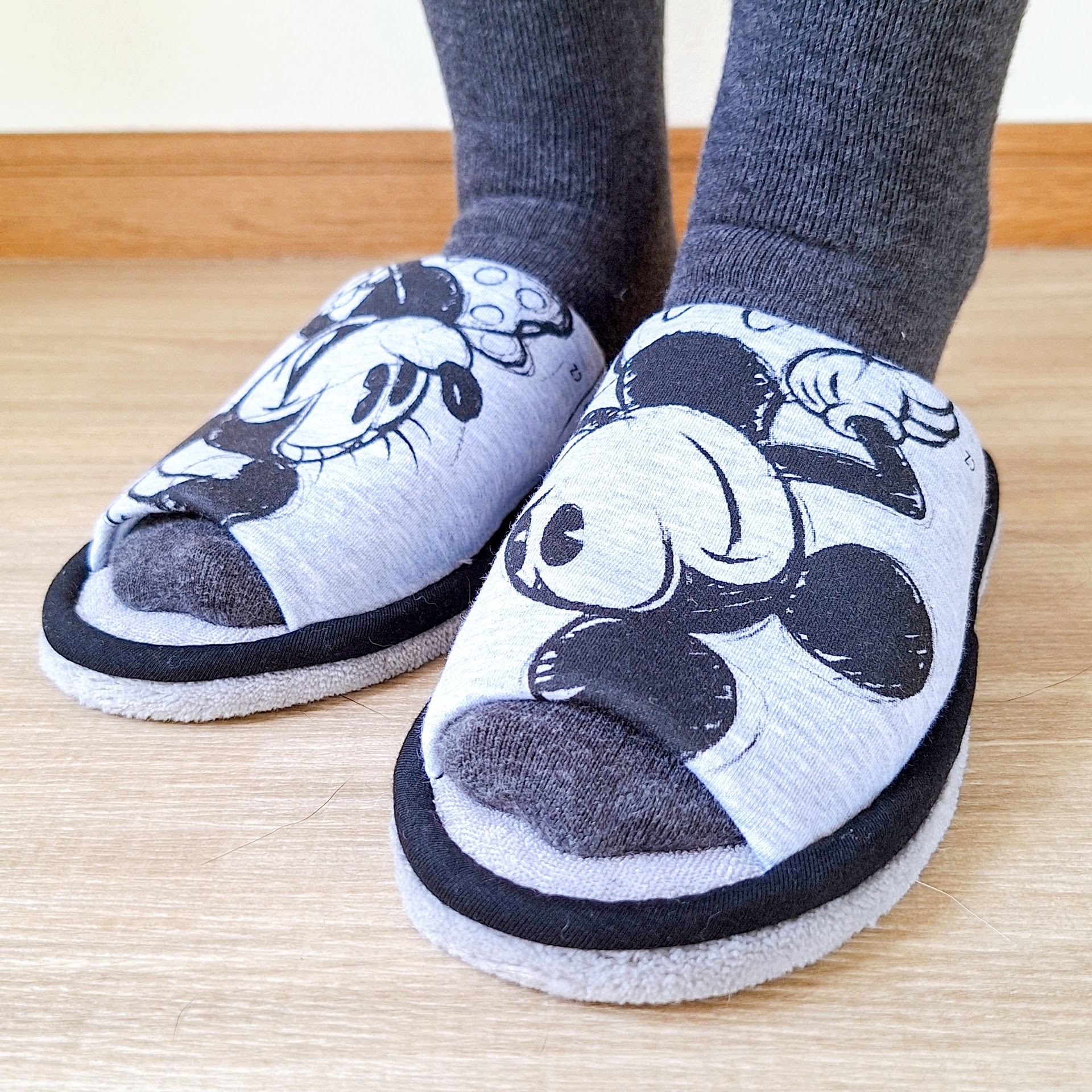 カインズのおすすめ雑貨「掃除もできるスリッパ ミッキー＆ミニー グレー」