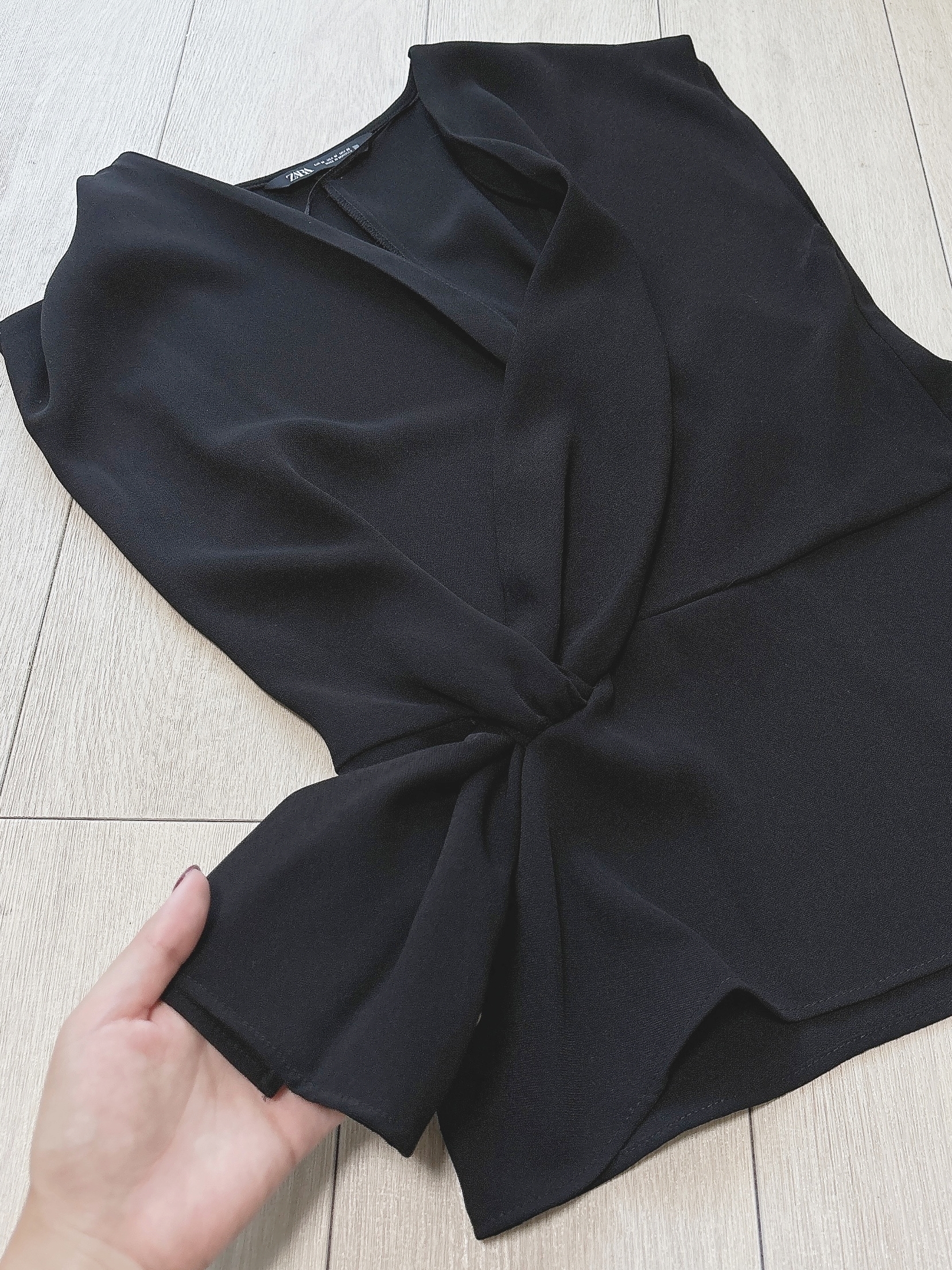 ZARAのおすすめトップス「ノット クレープ トップス」