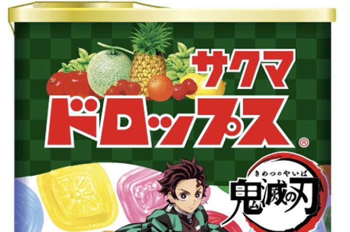 サクマドロップスの広告画像。鬼滅の刃のキャラクター、炭治郎のイラストが描かれている。