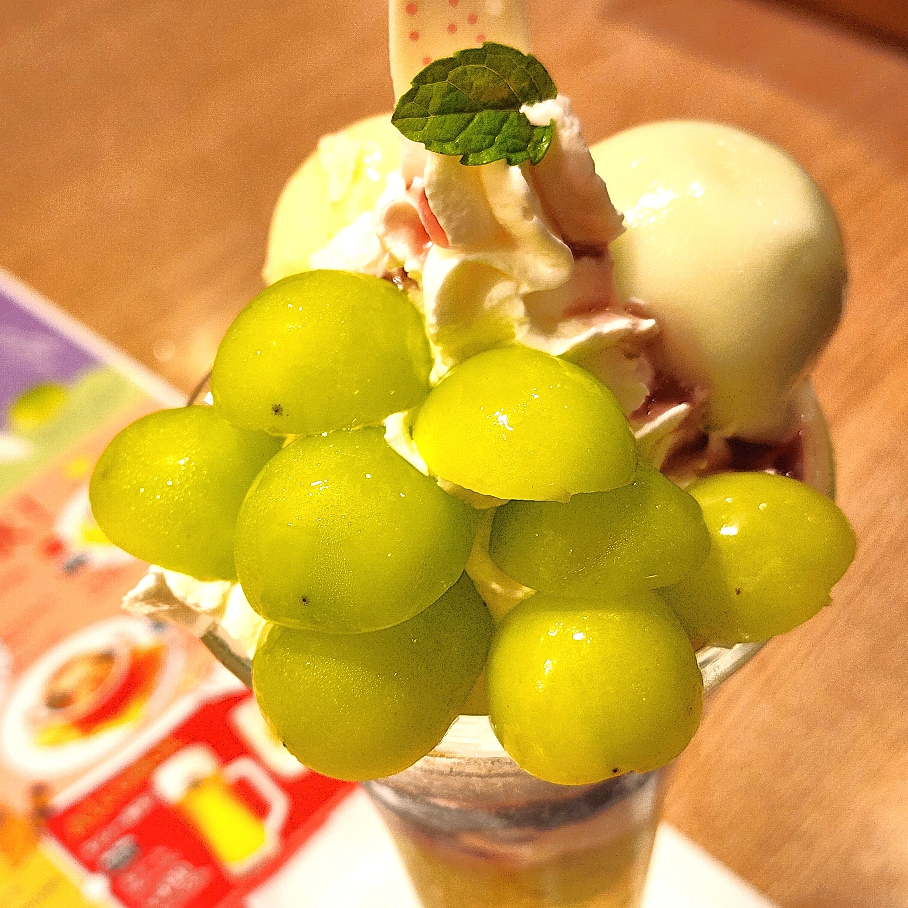 ココスのおすすめスイーツ「シャインマスカットパフェ」