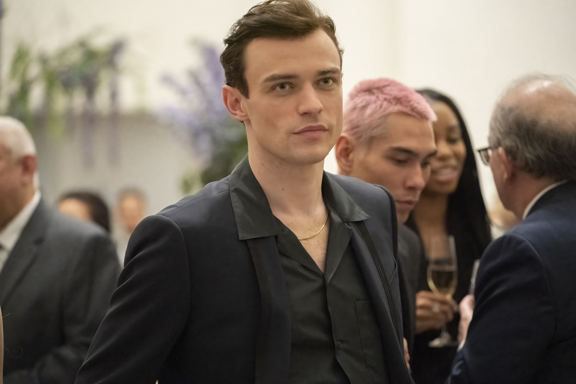Thomas Doherty in a black suit in "Gossip Girl"