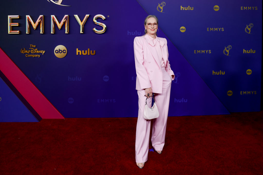 Meryl Streep en la alfombra roja de los Premios Emmy, vistiendo un elegante traje de pantalón y chaqueta