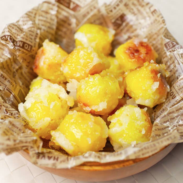 新聞紙の上に置かれた菓子の盛り合わせ。