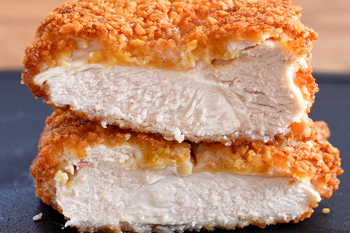 二つに切られたフライドチキンの断面が見えるクロースアップの画像。