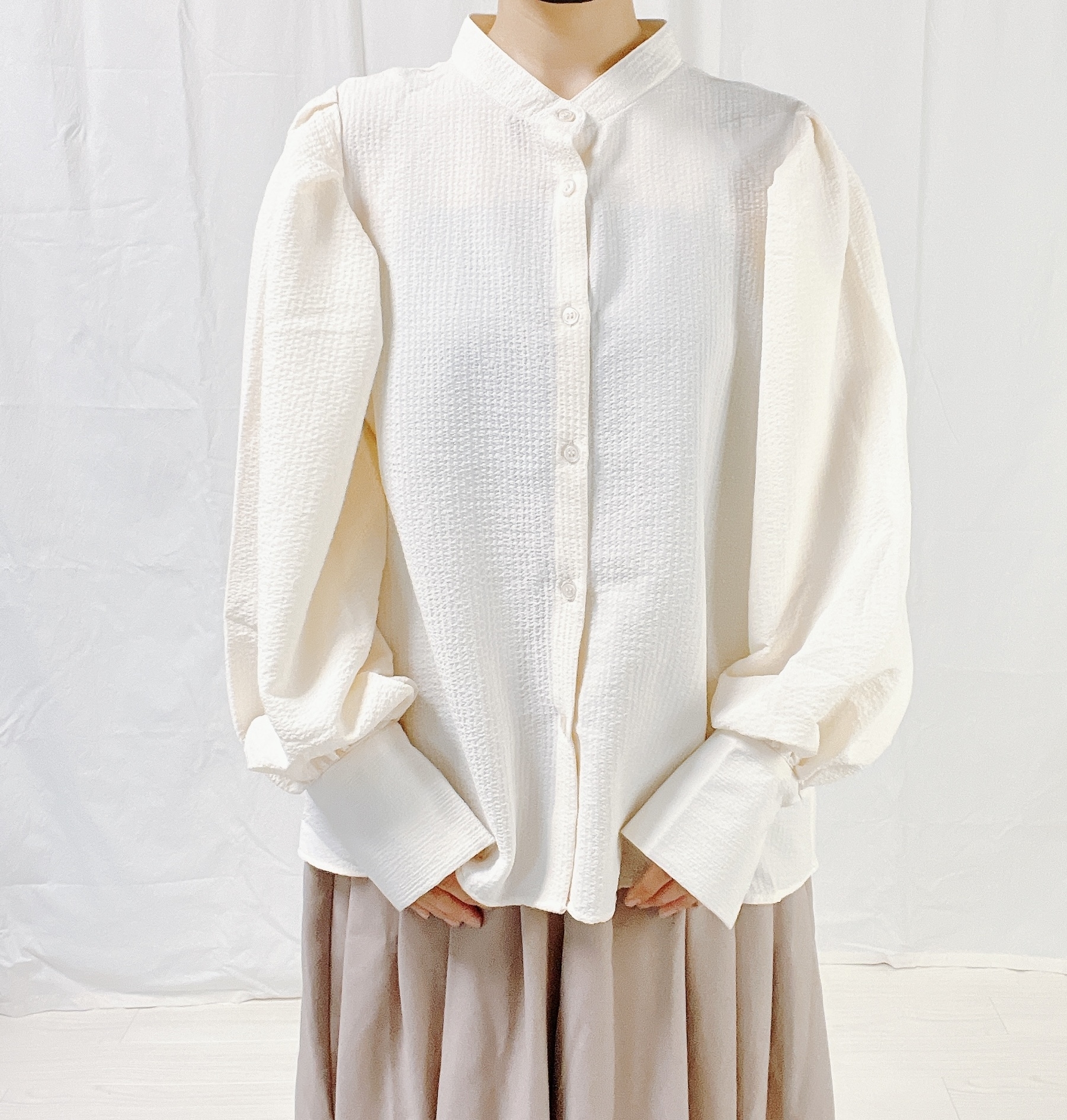 しまむらのおすすめファッションアイテム「ソデタックブラウスナガ」