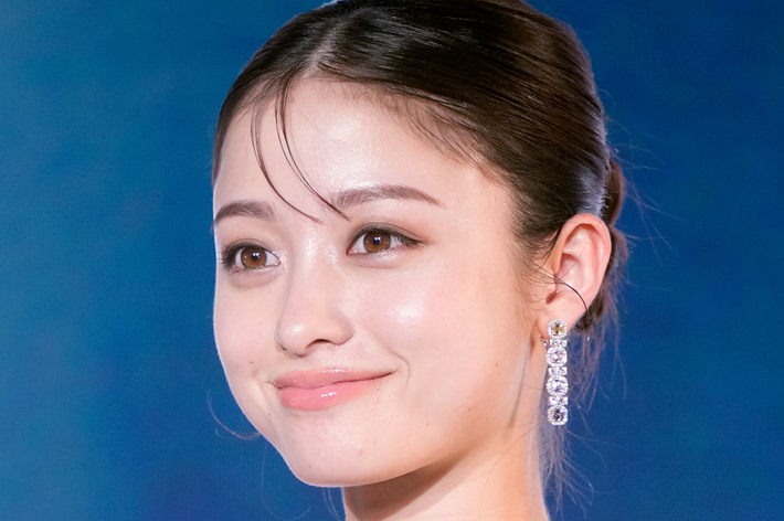 永野芽郁の“へそ出しコーデ”に絶賛の声「あまりにも可愛すぎる」「腹筋えぐい…」