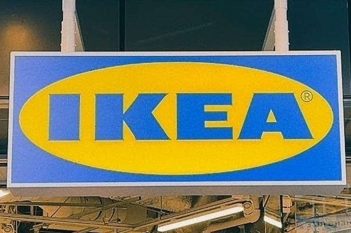 IKEAの店舗看板。青と黄色のロゴが特徴的。