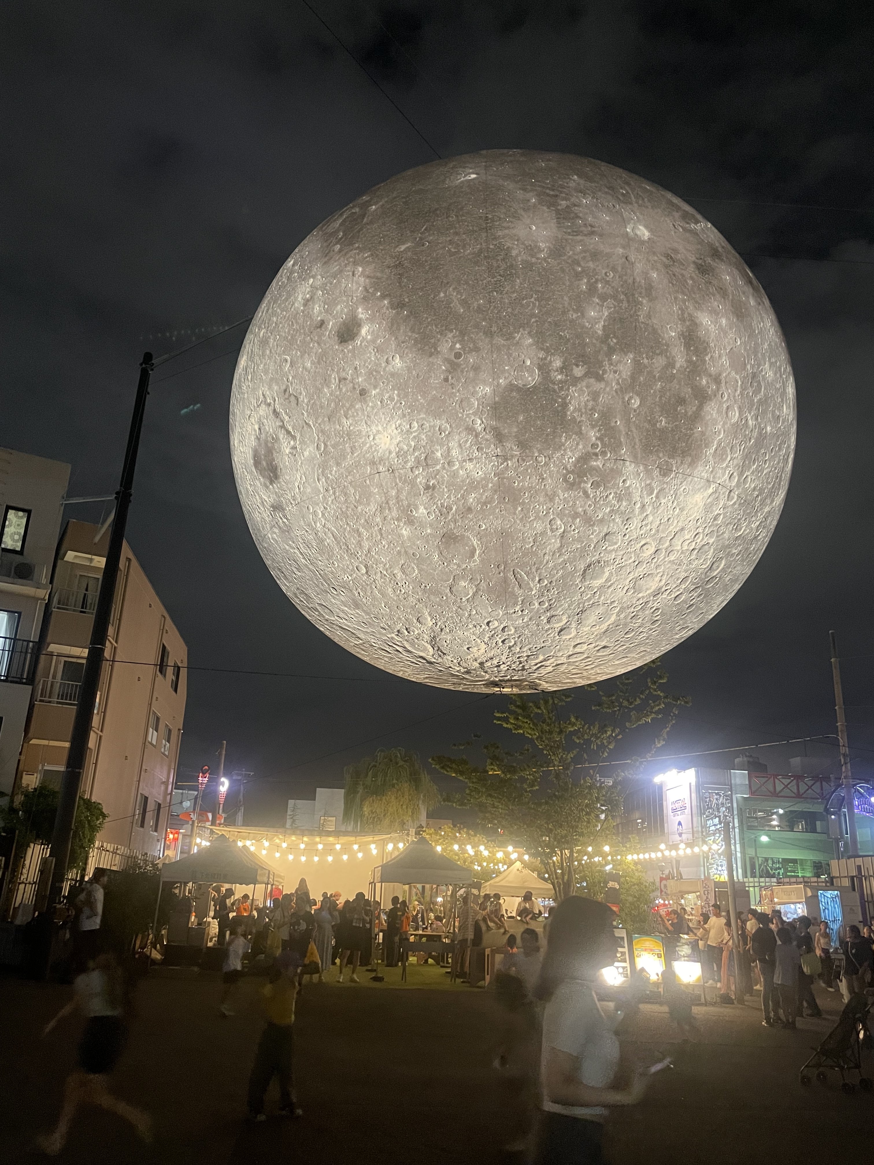 下北沢の月ってこんなにでかいんですか？」空を覆いつくす巨大な月が出現してSNSに衝撃。その正体とは？