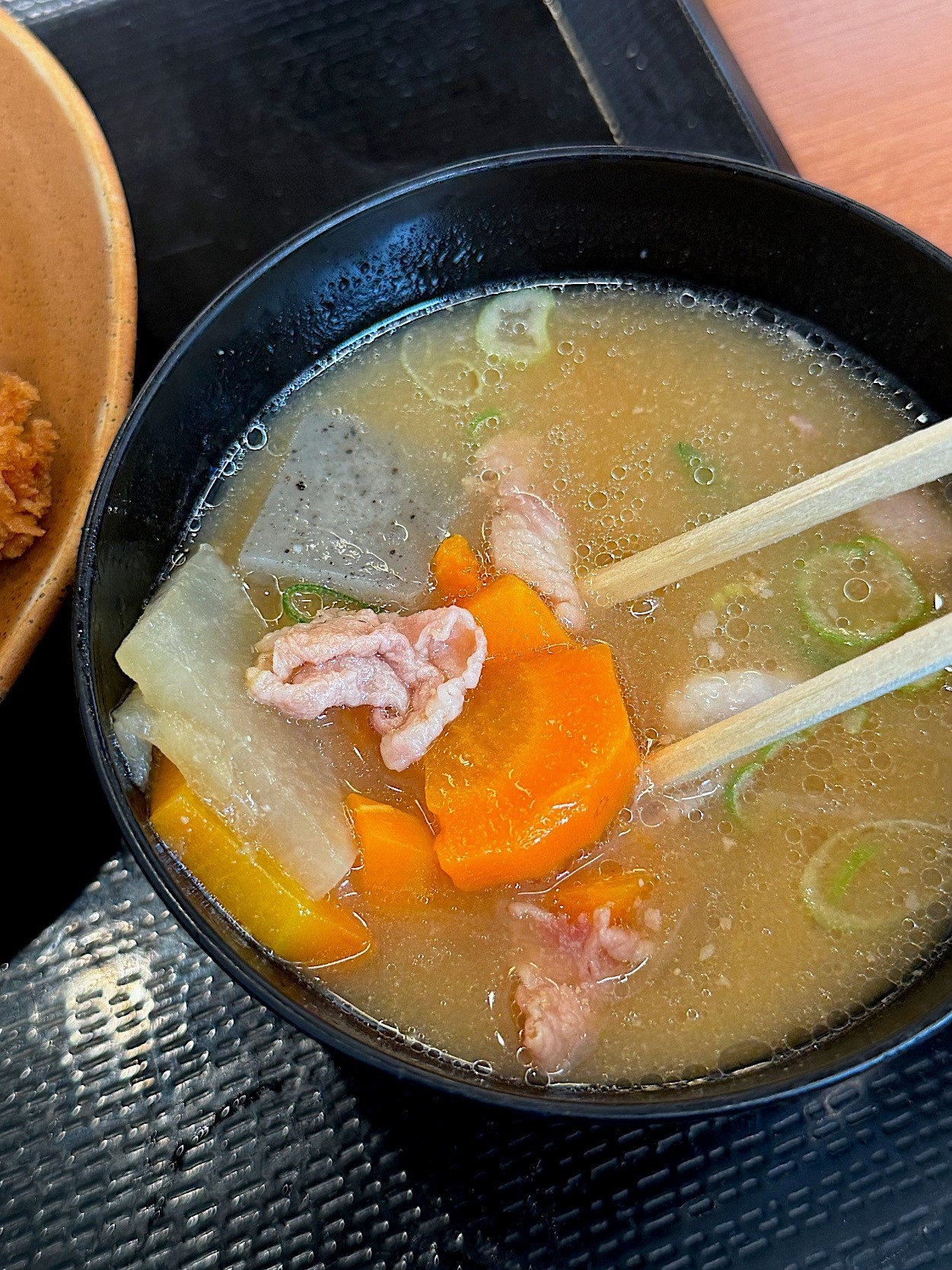 かつやのおすすめメニュー「秋の海鮮フライ定食」