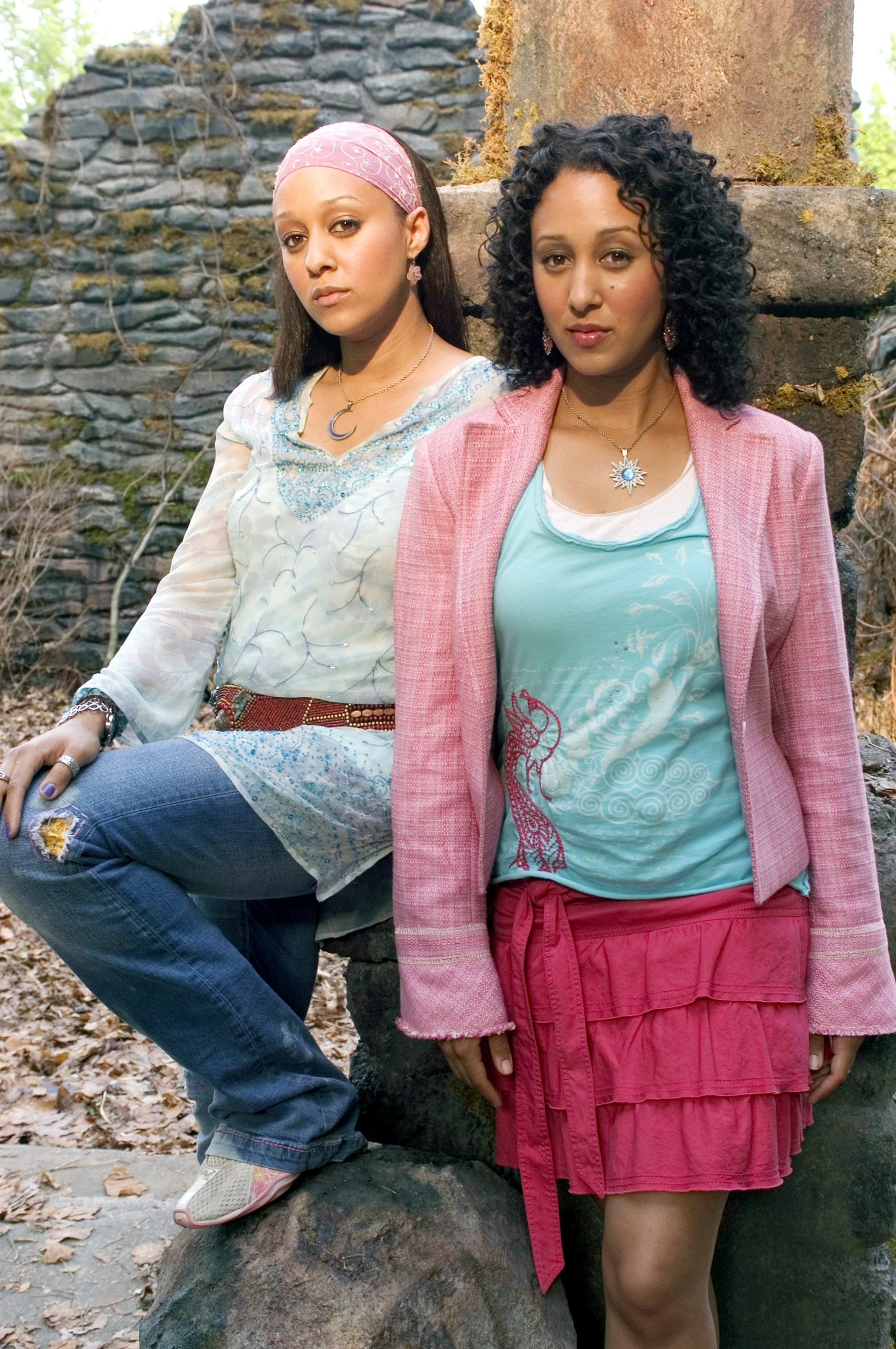 Tia Mowry, Tamera Mowry in casual clothing in "Twitches"