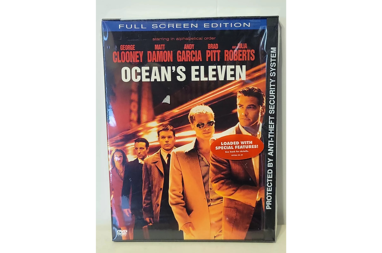 DVD cover: "Ocean's Eleven" starring George Clooney, Matt Damon, Andy Garcia, Brad Pitt, Julia Roberts. Includes bonus features. Full Screen Edition