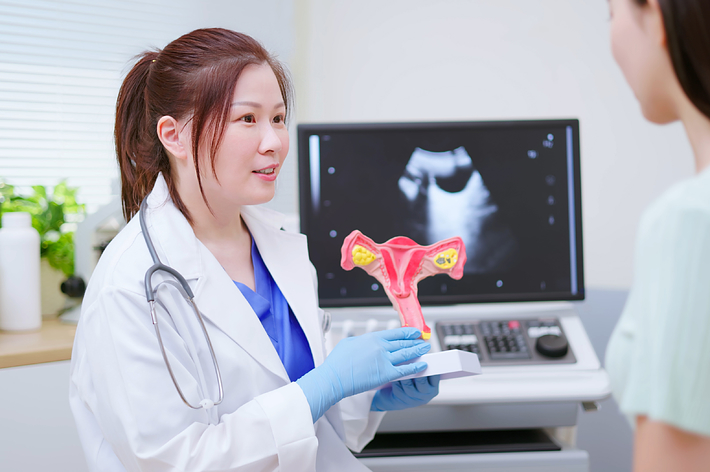 診察中のイメージ写真（Ponywang / Getty Images）