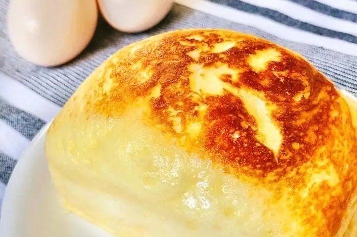 蒸しパンと卵が一緒に盛り付けられたプレート。