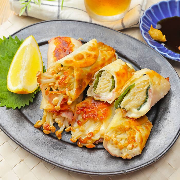 皿に盛られた数個の料理と、レモンのくし切りが添えられている。背景にはディップソースが見える。