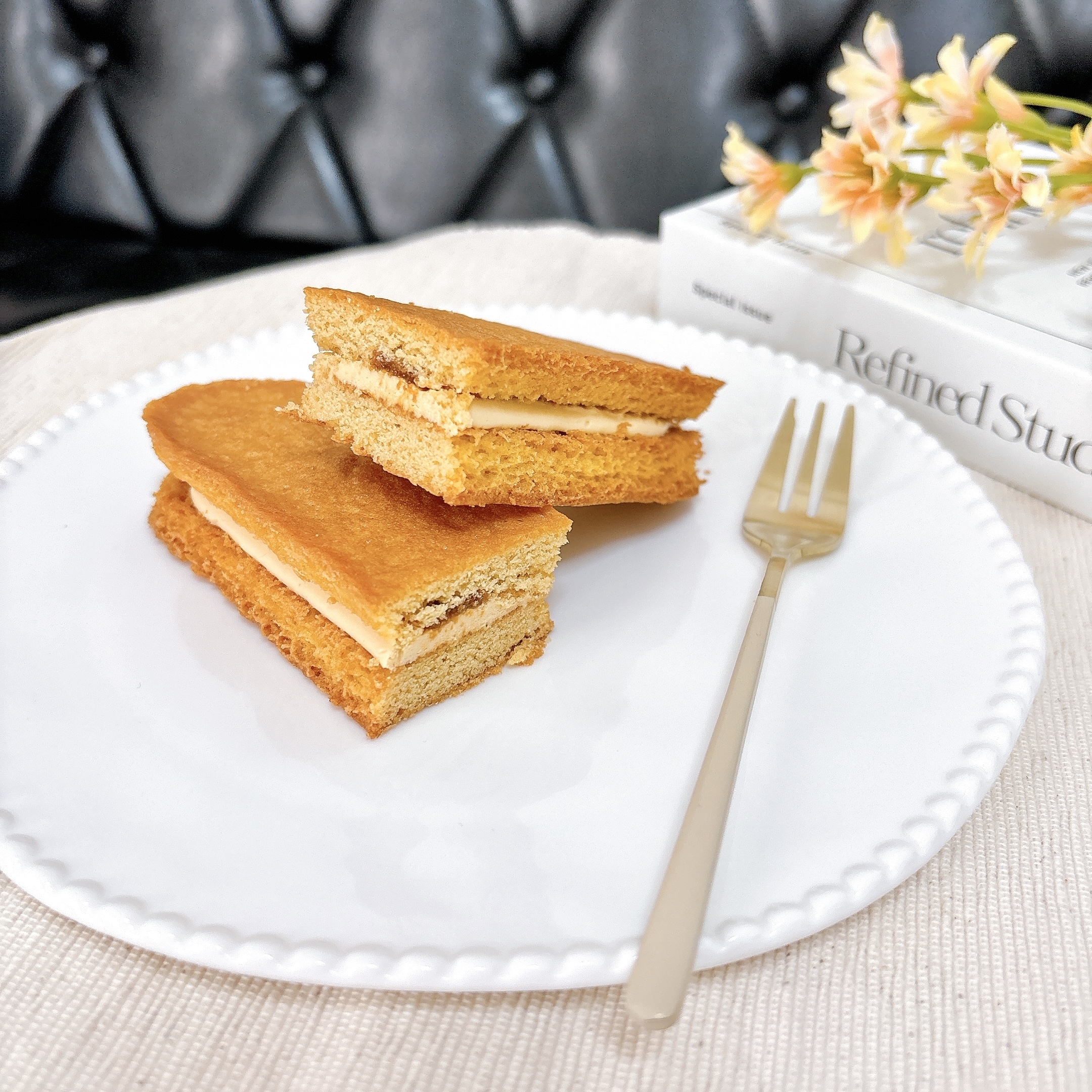 FamilyMart(ファミリーマート)のおすすめのスイーツ「塩キャラメルクッキーサンド(キャラメルソース入り)」