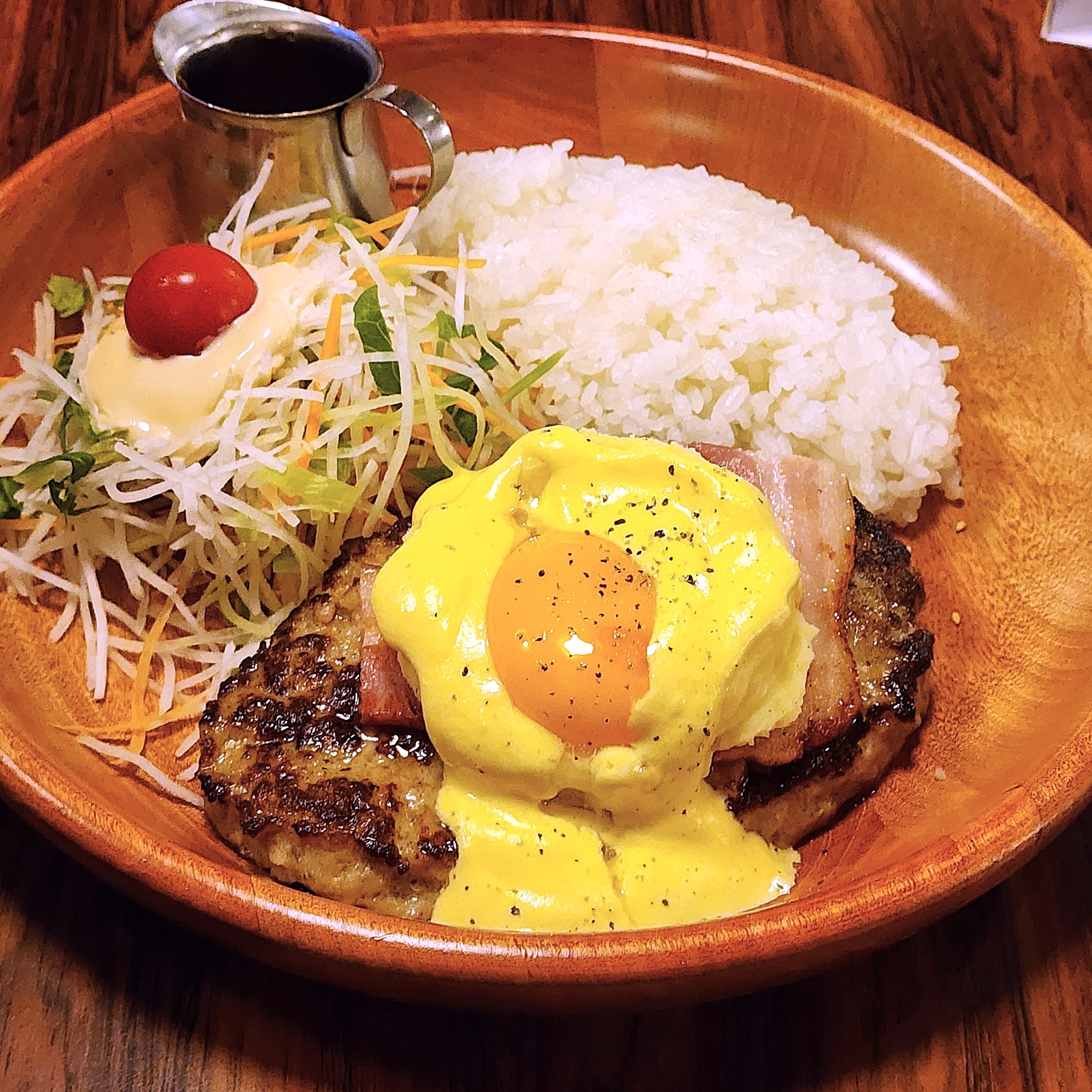 びっくりドンキーの「てんこ盛りハンバーグ」が豪華すぎて笑った…！マッシュポテトやベーコンが乗ってて、食べ応えバツグンです！《実食レビュー》