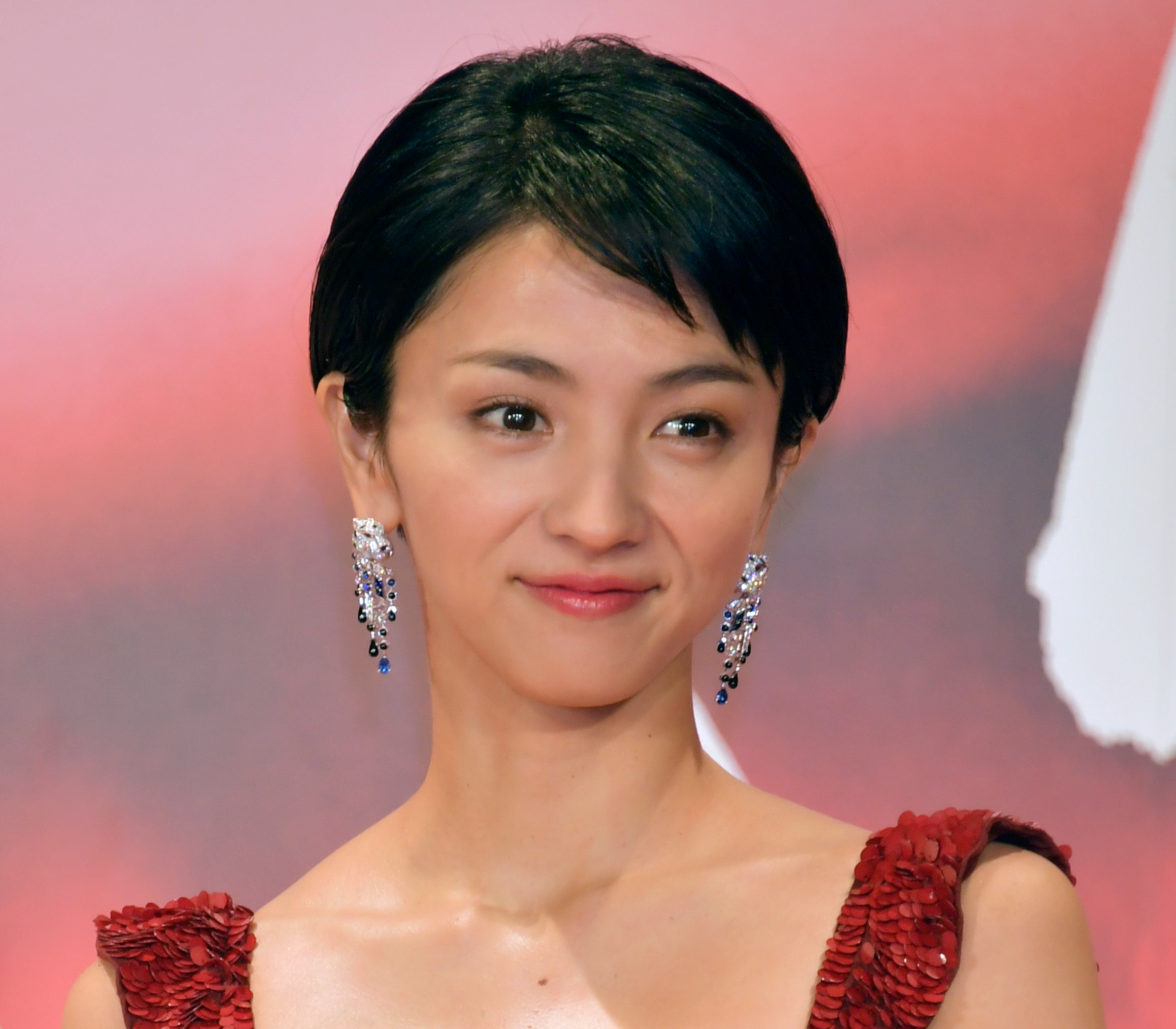 チョウ・ドンユイがレッドカーペットで華やかなドレスを着ています。