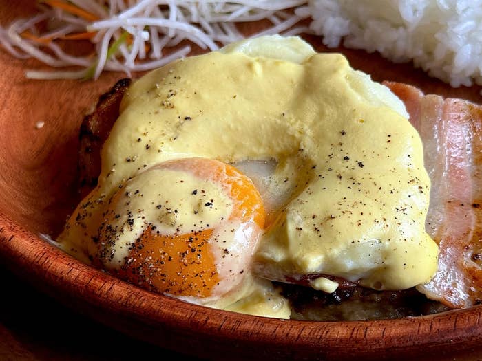 びっくりドンキーのおすすめメニュー「ベーコンエッグベネバーグディッシュ」