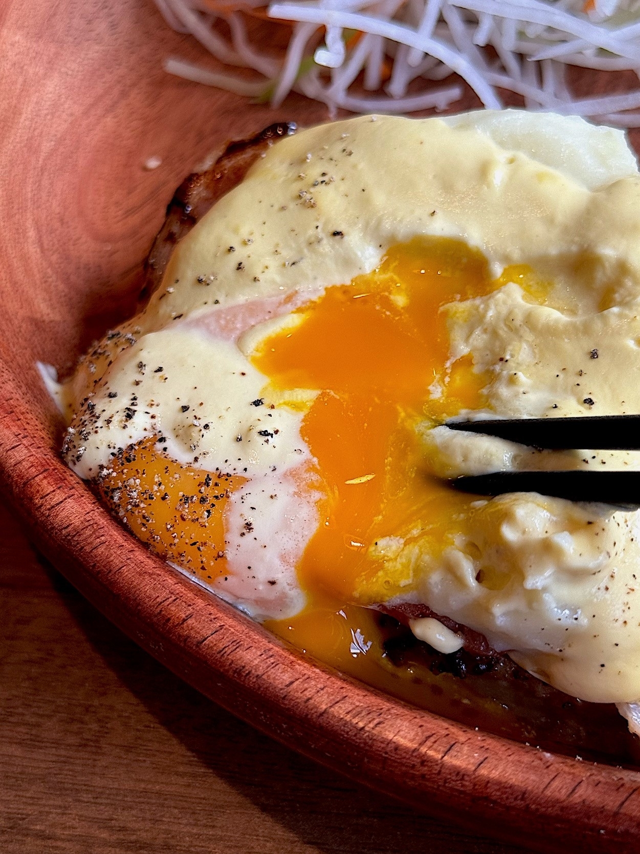 びっくりドンキーのおすすめメニュー「ベーコンエッグベネバーグディッシュ」