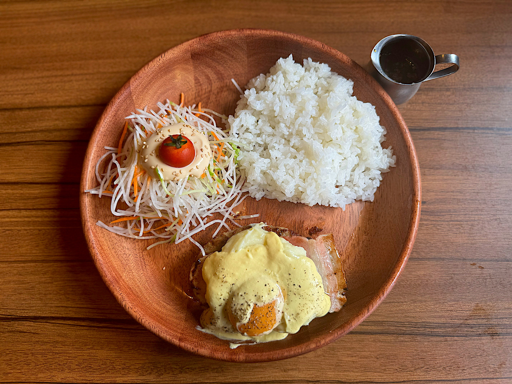 びっくりドンキーのおすすめメニュー「ベーコンエッグベネバーグディッシュ」