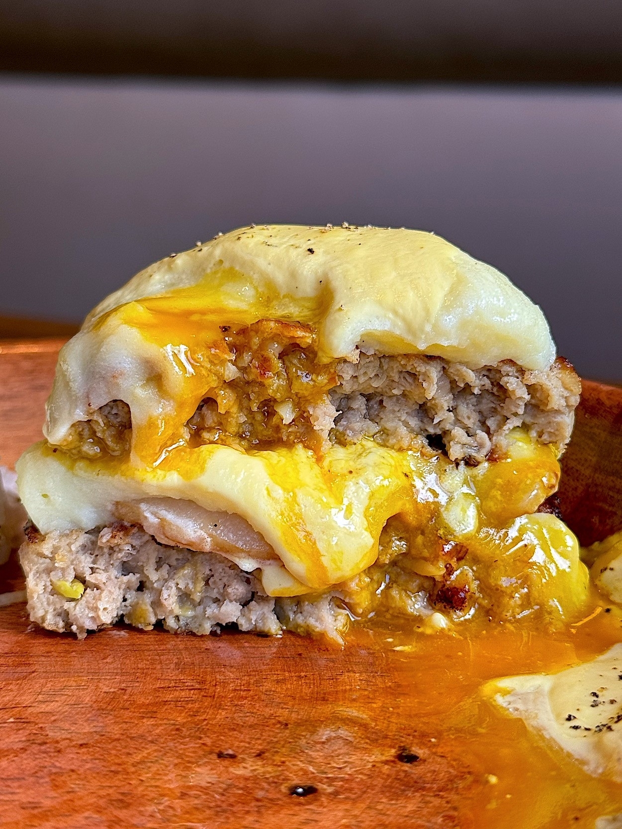 びっくりドンキーのおすすめメニュー「ベーコンエッグベネバーグディッシュ」