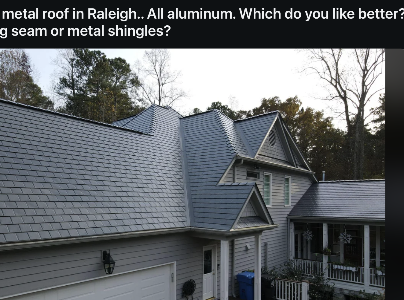 Captura de tela de uma publicação do Reddit do subreddit r/Roofing mostrando uma casa com telhado de metal em Raleigh. A publicação pede opiniões sobre costura vertical vs. telhas de metal