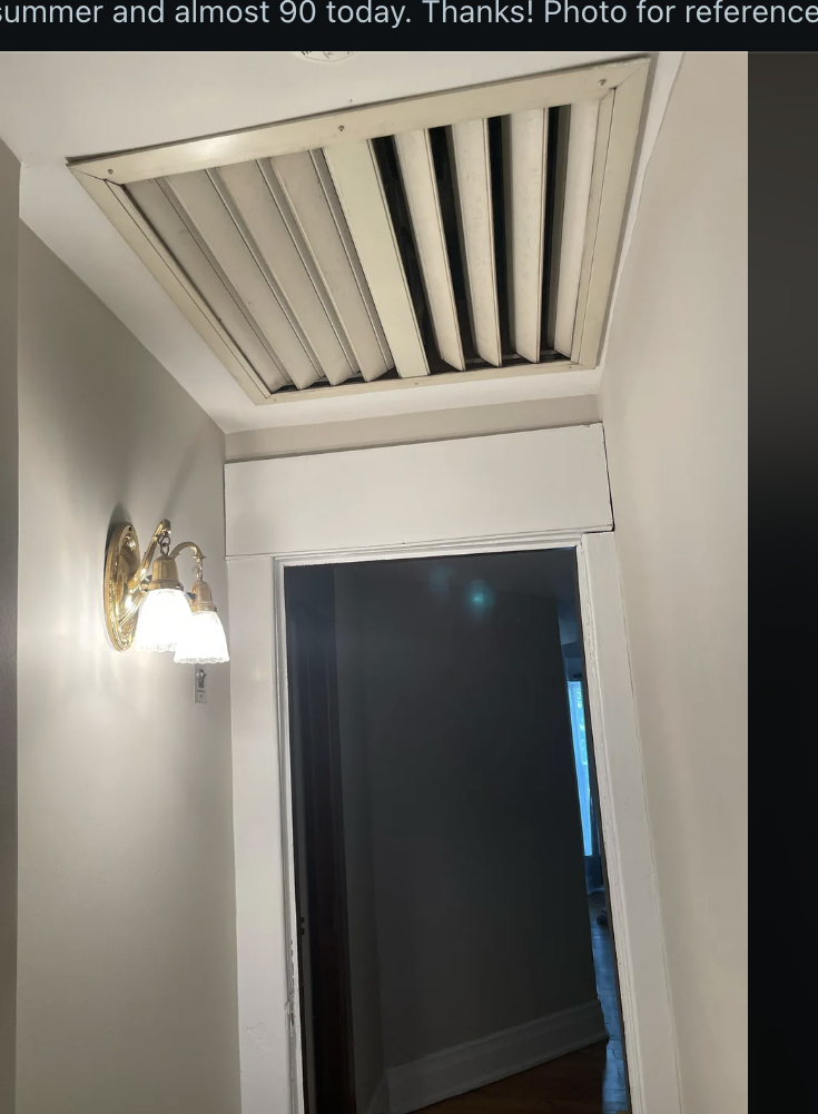 Uma postagem do Reddit do usuário energy_star16 mostra uma foto do interior de uma casa com um corredor estreito com uma ventilação no teto. O texto da postagem discute a instalação de um ar condicionado