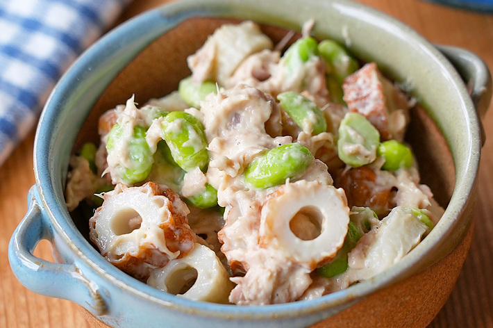 和風ツナサラダ。ちくわ、枝豆、ポテト、ツナがまぜられた料理。