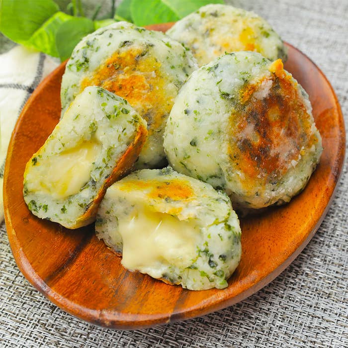 木製の皿に盛られた、チーズ入りの揚げたじゃがいも餅。