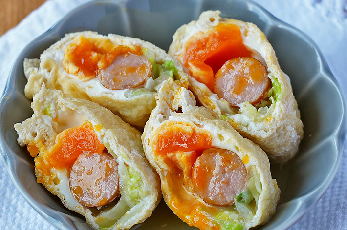 おいしそうな和風寿司ロール、卵とソーセージ、野菜が入っている。