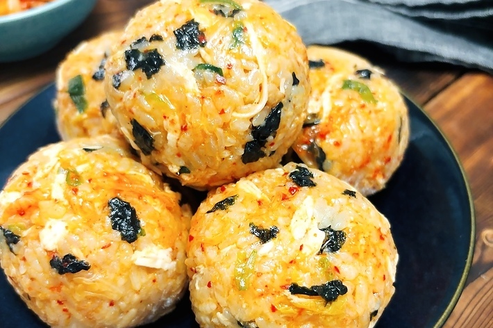 おにぎりが黒い皿に盛られている。