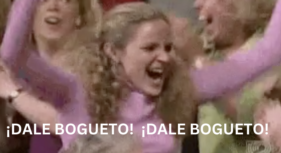 Mujer con cabello rizado y suéter de manga larga celebra emocionada con los brazos levantados. Texto en la imagen: "¡DALE BOGUETO! ¡DALE BOGUETO!"