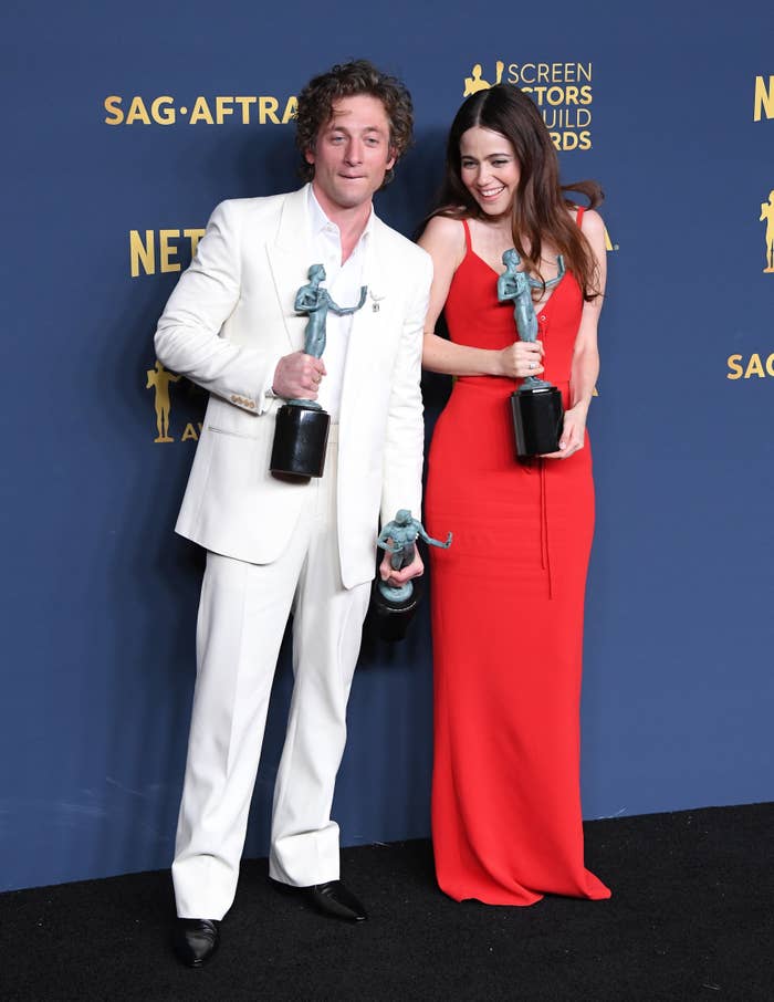 Jeremy Allen White Spotted Kissing The Bear Costar Molly Gordon