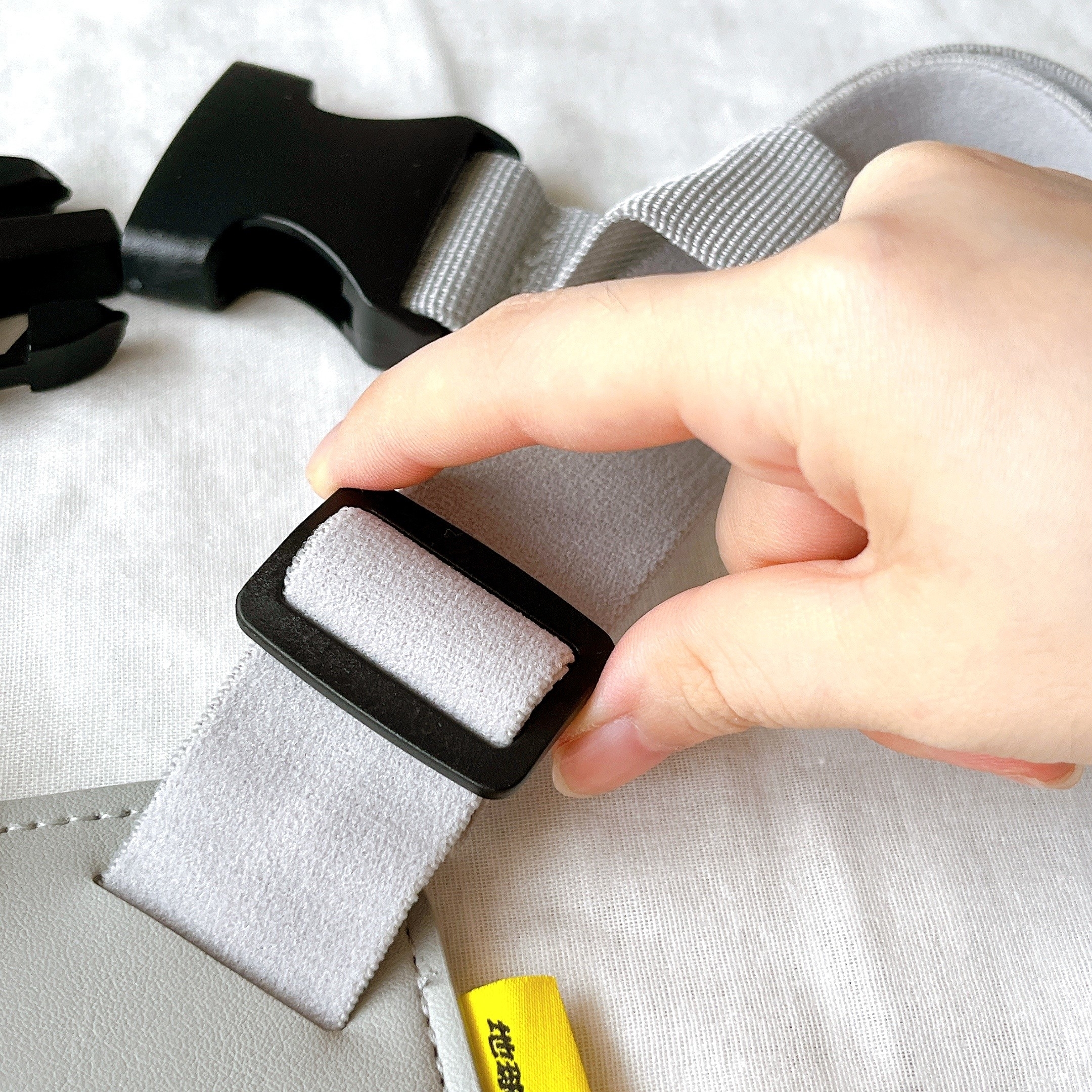 3COINSのオススメのグッズ「キャリーケースベルト／地球の歩き方」