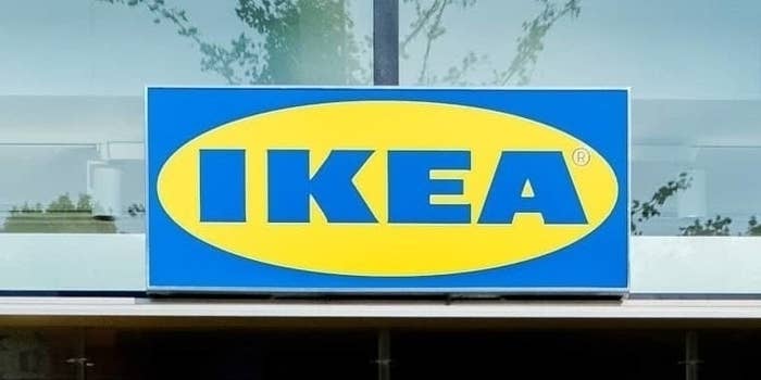 IKEAのロゴサインが建物の外壁に掲げられている。