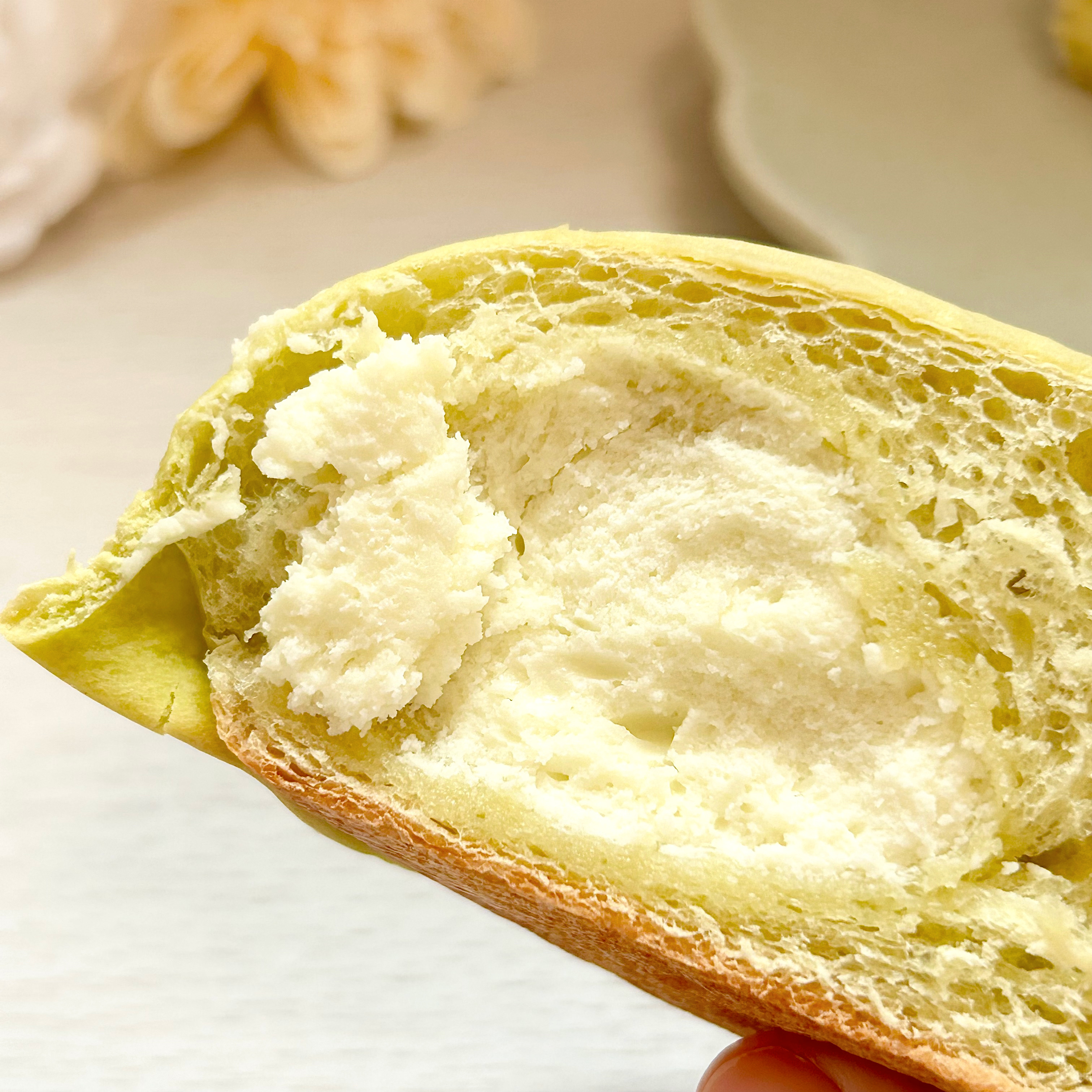 ローソンのおすすめスイーツ「シャインマスカットのホイップパン」