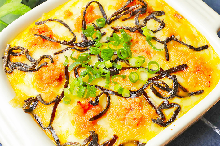 クリーミーなチーズ焼きディッシュ、刻みねぎと昆布がトッピングされています。